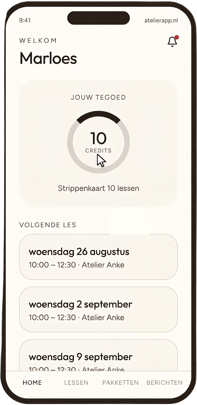 De atelier app op een telefoon: je strippenkaart-tegoed en de eerstvolgende lessen in één overzicht